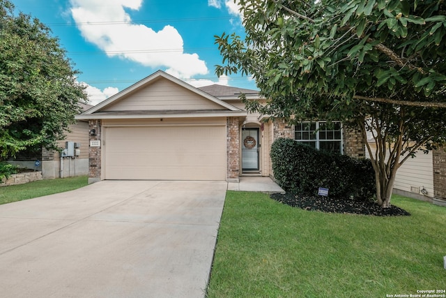 view of front of home featuring a garage and a front yard