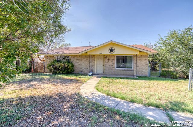 ranch-style house featuring a front lawn