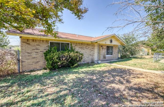 ranch-style home featuring a front lawn