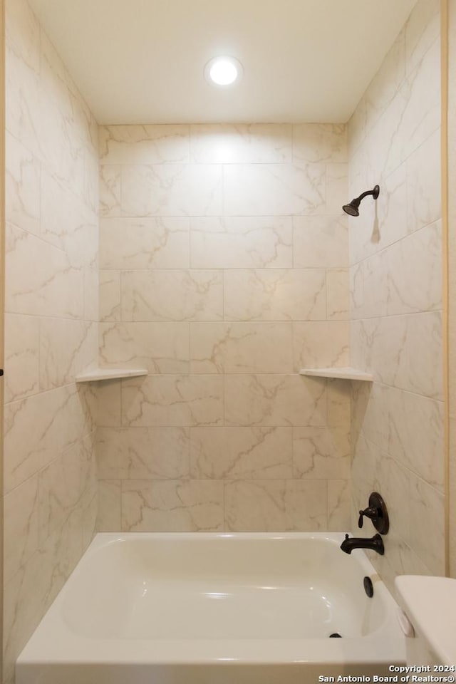 bathroom with tiled shower / bath