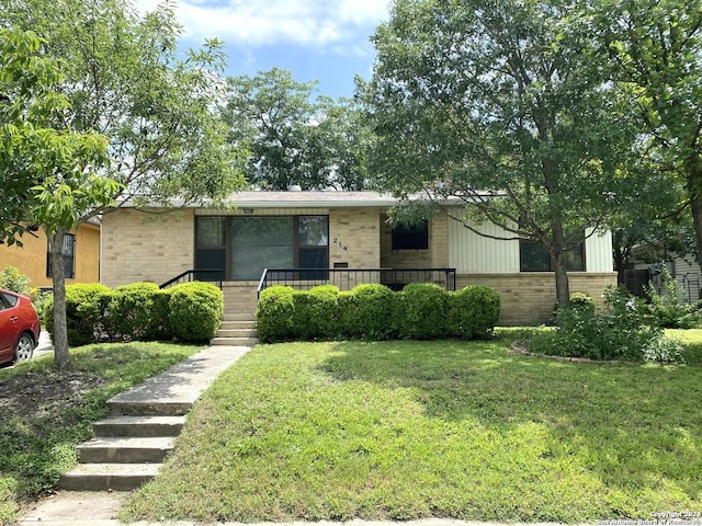 view of front of property featuring a front yard