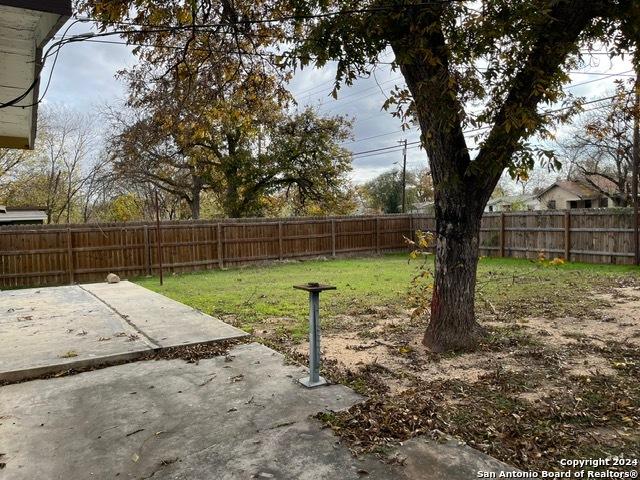 view of yard featuring a patio area