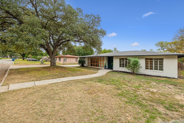 ranch-style house with a front yard