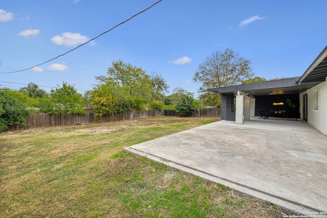 view of yard featuring a patio area