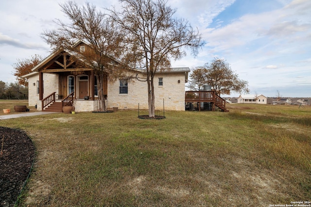 view of front facade with a front yard