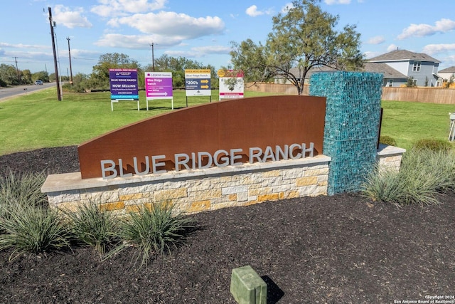 community / neighborhood sign featuring a yard