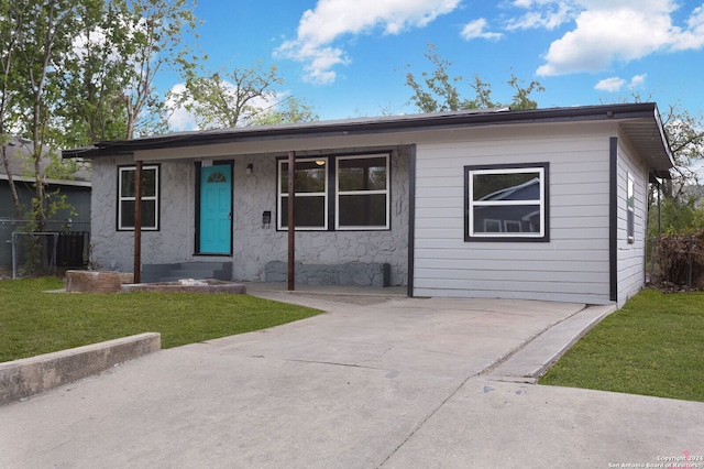 single story home with a front yard and covered porch