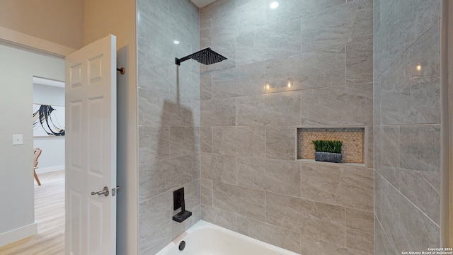 bathroom featuring tiled shower / bath combo