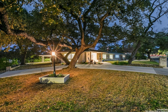 view of front of property featuring a front yard