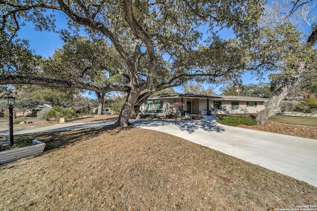 view of front of house with a front lawn