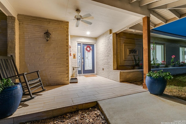 property entrance featuring ceiling fan