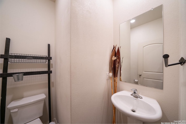 bathroom featuring toilet and sink