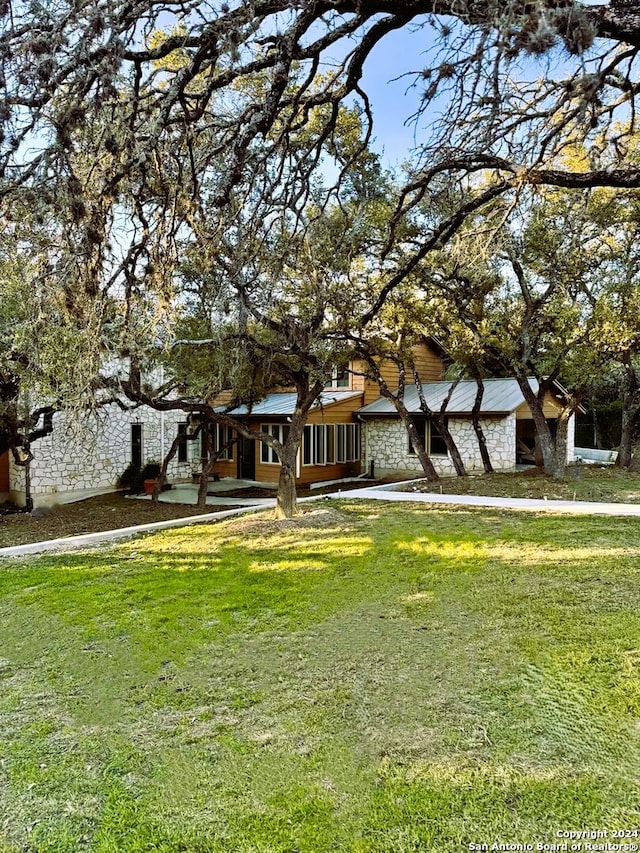 view of front of house featuring a front yard