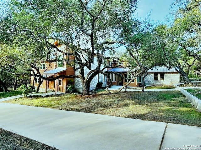 view of front of home featuring a front lawn