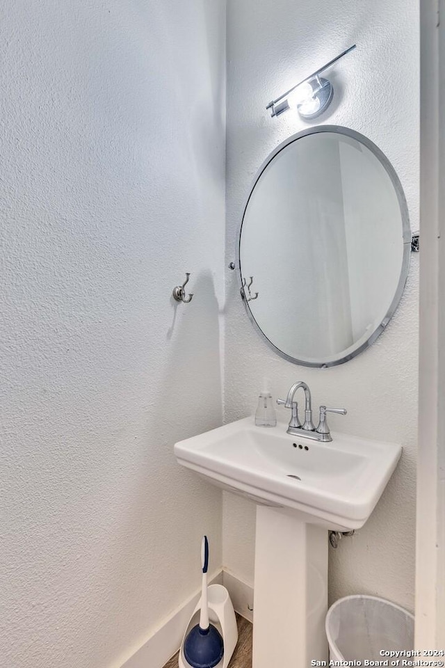 bathroom featuring sink