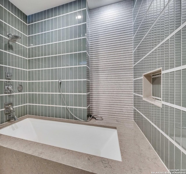 bathroom with tiled shower / bath combo