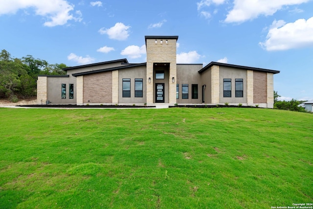 back of house featuring a yard