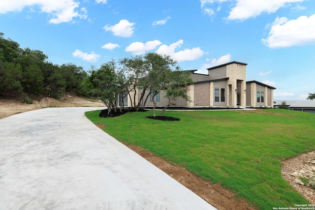 view of front of home featuring a front lawn