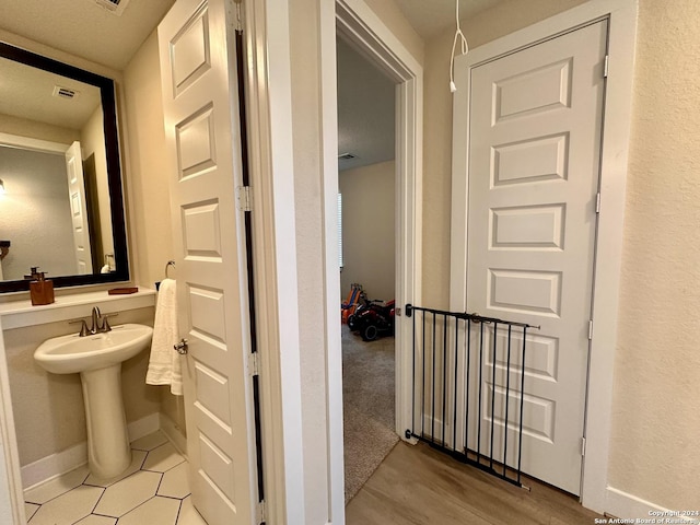 bathroom featuring sink