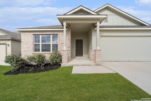 view of front facade featuring a front yard and a garage