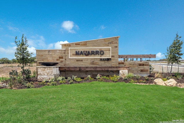 community sign featuring a yard