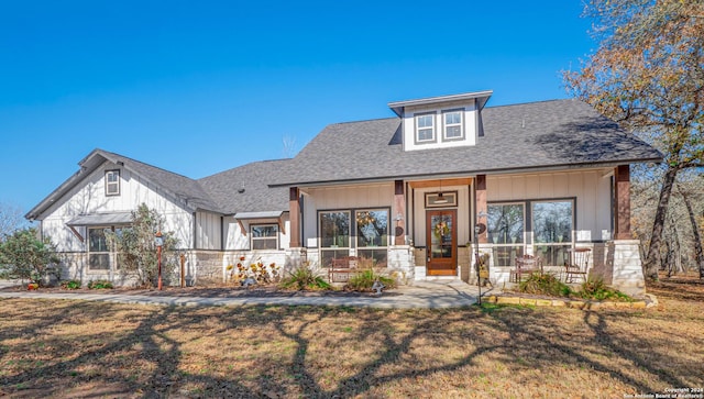 view of front of property featuring a front lawn