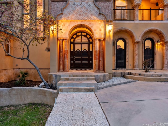 property entrance featuring a balcony