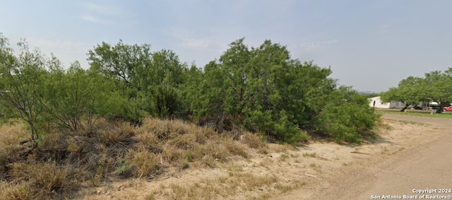 Listing photo 3 for 211 Hawk St, Zapata TX 78076