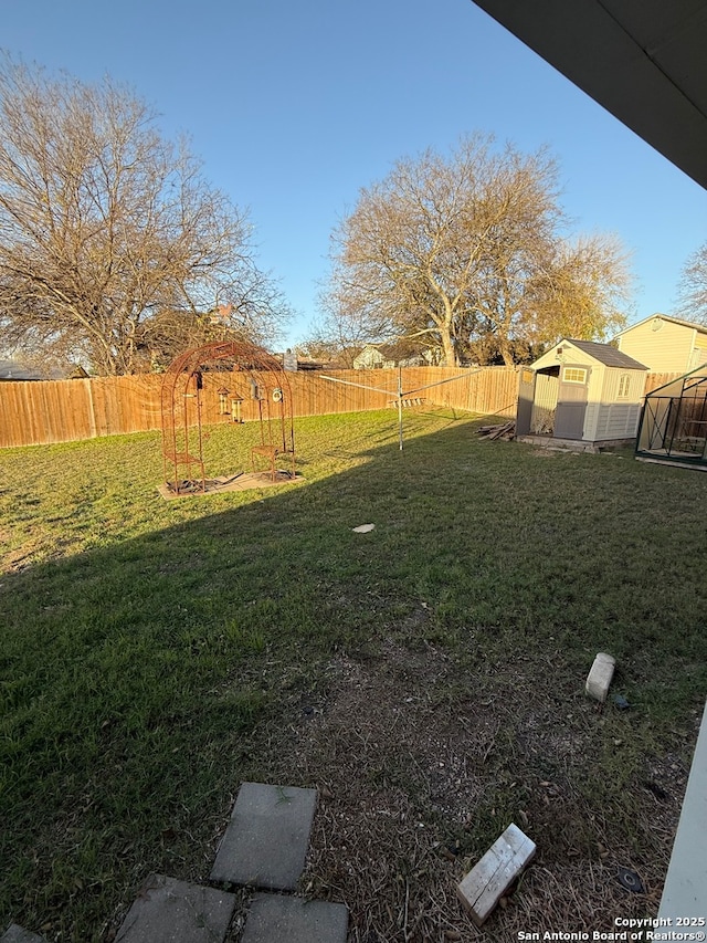 view of yard with a storage unit