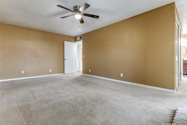 unfurnished room with light carpet and ceiling fan