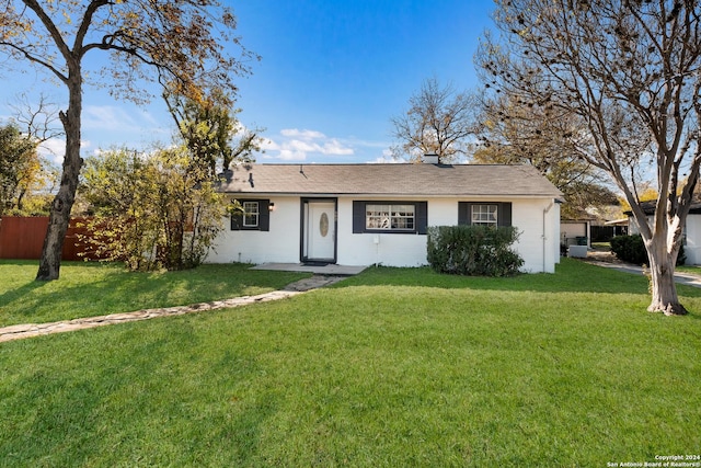 single story home featuring a front lawn