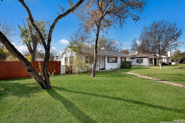 single story home featuring a front lawn