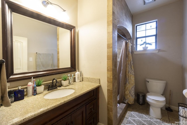 bathroom with a shower with curtain, vanity, and toilet