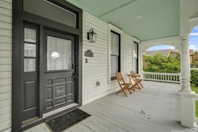 property entrance featuring a porch