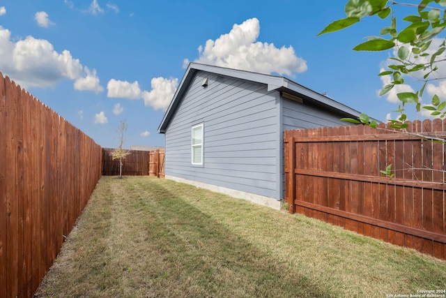 view of side of property featuring a lawn