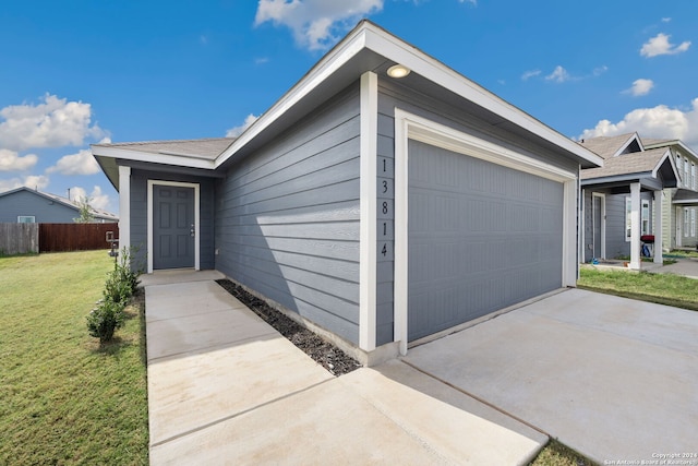 view of front facade featuring a garage and a front yard