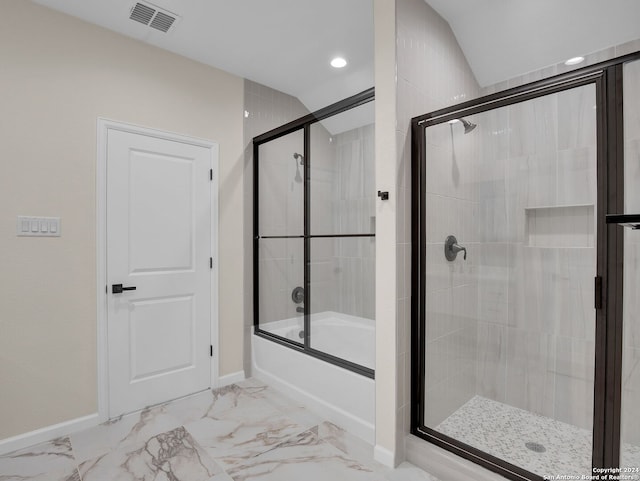 bathroom with combined bath / shower with glass door