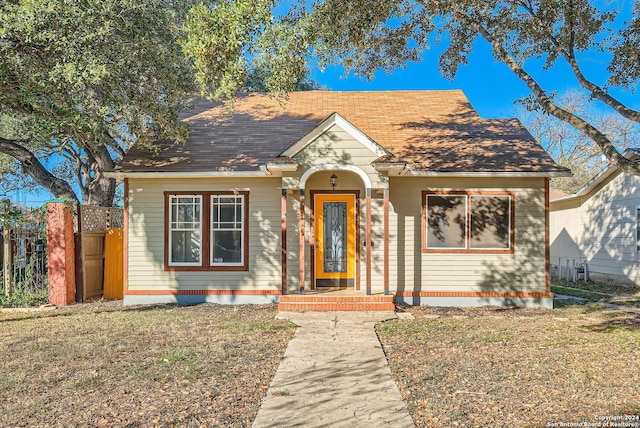 view of front of house featuring a front yard