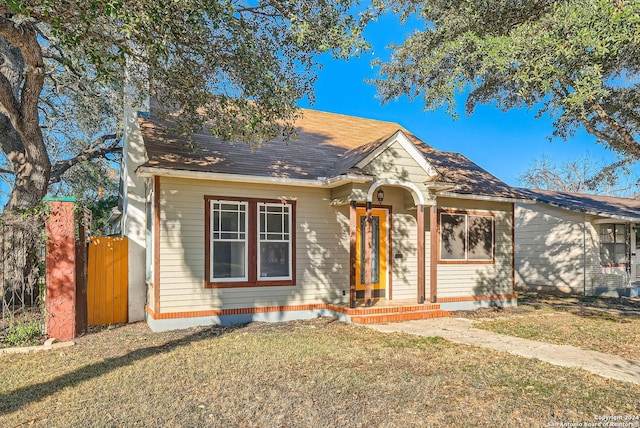 view of front of home featuring a front lawn