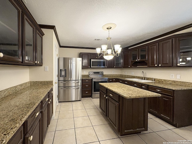 kitchen featuring sink, stainless steel appliances, an inviting chandelier, a textured ceiling, and ornamental molding