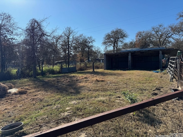 view of yard with an outbuilding