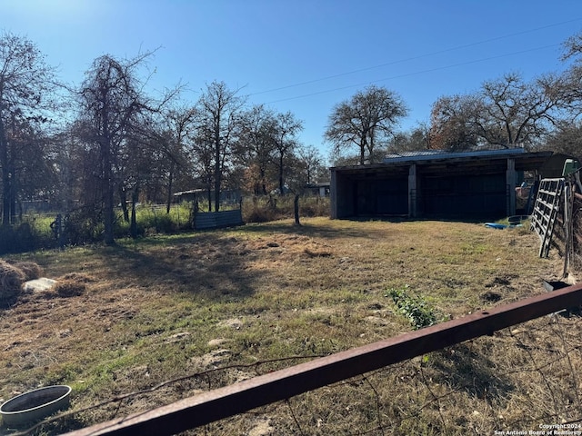 view of yard with an outdoor structure