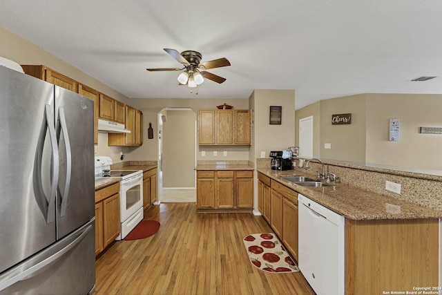 kitchen featuring ceiling fan, sink, kitchen peninsula, light hardwood / wood-style floors, and white appliances