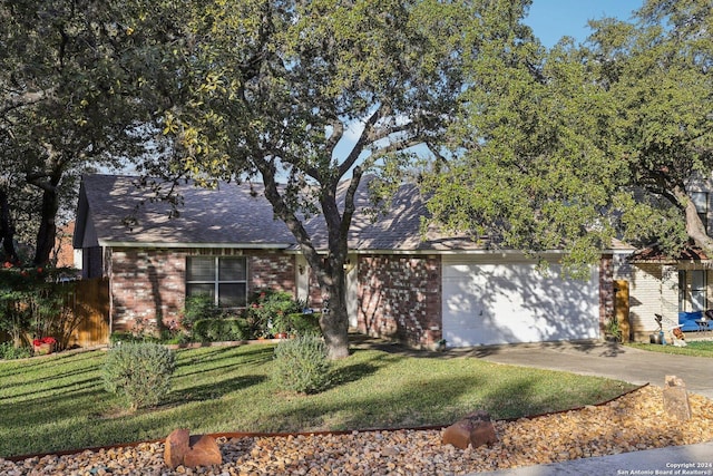 view of front facade with a front lawn