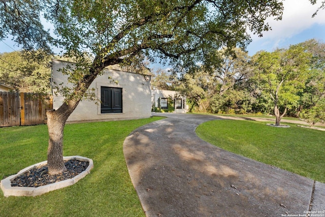 view of front facade featuring a front yard