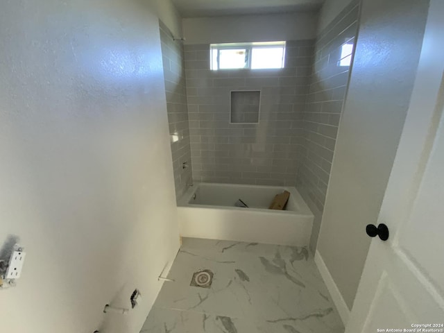 bathroom featuring tiled shower / bath