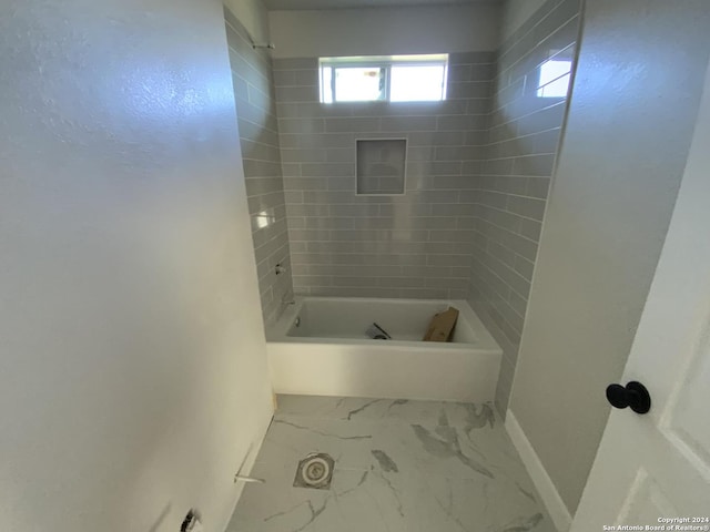 bathroom featuring tiled shower / bath