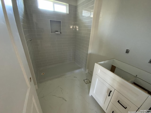 bathroom featuring tiled shower