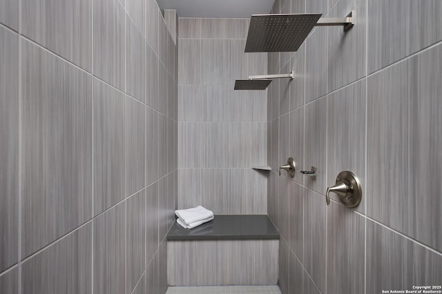 bathroom featuring a tile shower