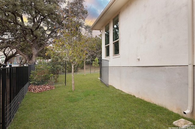 view of yard at dusk